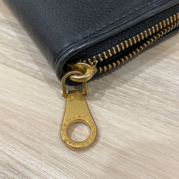 Marc Jacobs Wallet | Black Pebbled Leather Look | Gold Hardware - Picture 3 of 6
